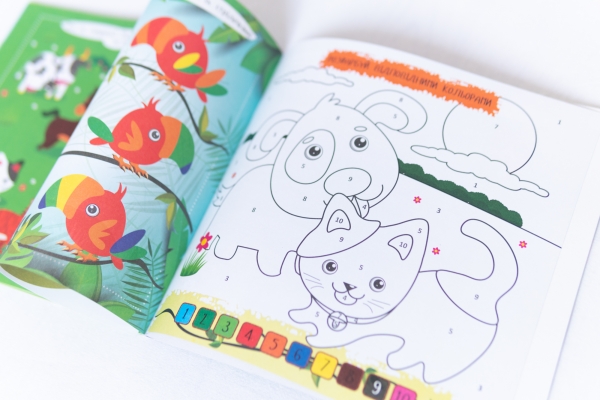 Malbuch Tiere - Ein Kinderbuch auf Ukrainisch mit 3D-Stickern.