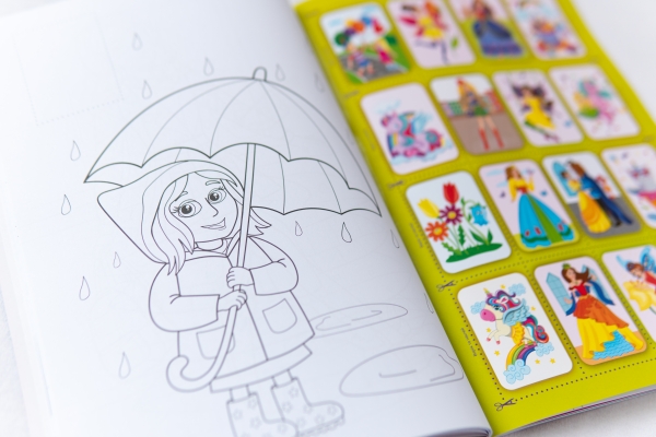 "Розмальовка 64 сторінки Веселi картинки для дiвчаток" - "Fröhliche Bilder für Mädchen" - Ein Kinderbuch auf Ukrainisch mit Stickern.